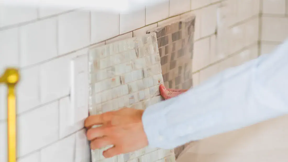 Aplicação de revestimento cerâmico em parede para acabamento fino