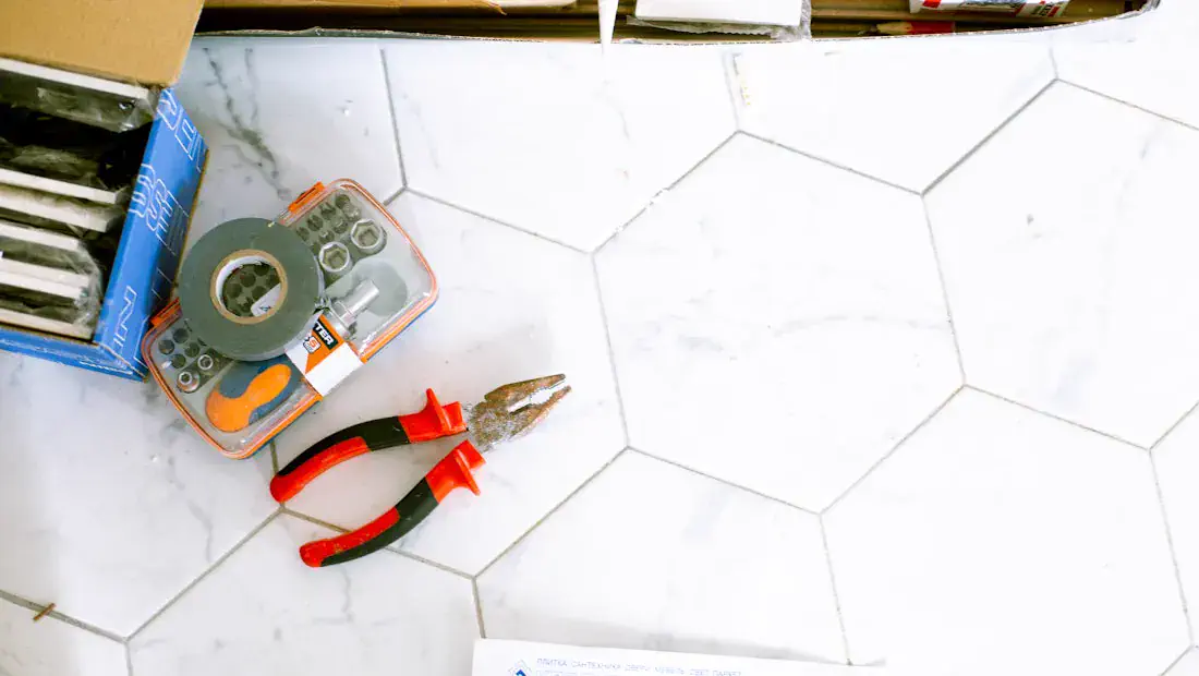 Ferramentas de obra organizadas sobre piso durante etapa de reforma